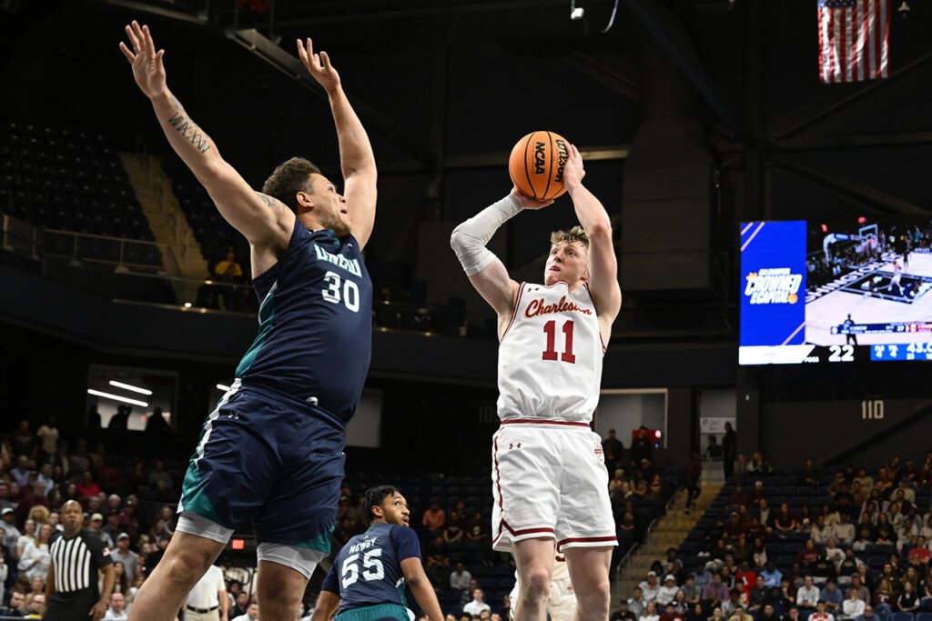 cofc men's basketball playing UNCW