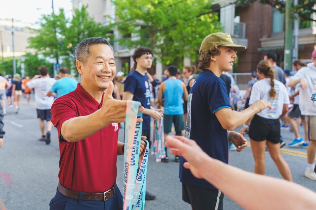 President Hsu hands out metals