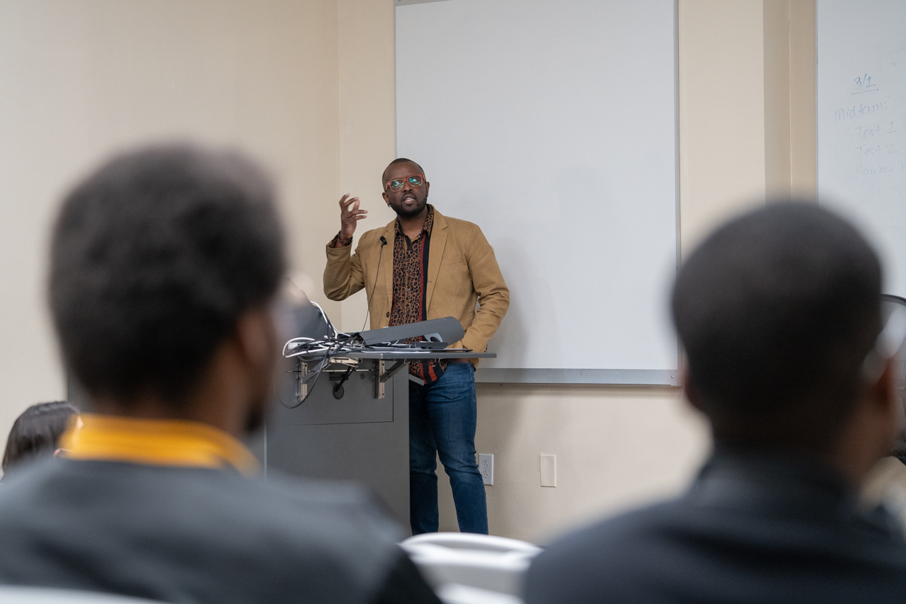 Dr. Antron Mahoney speaks to students about black fraternities 