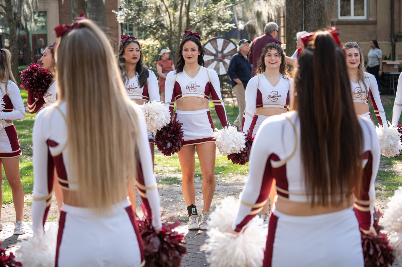 cheerleaders line the cistern at CofC day 