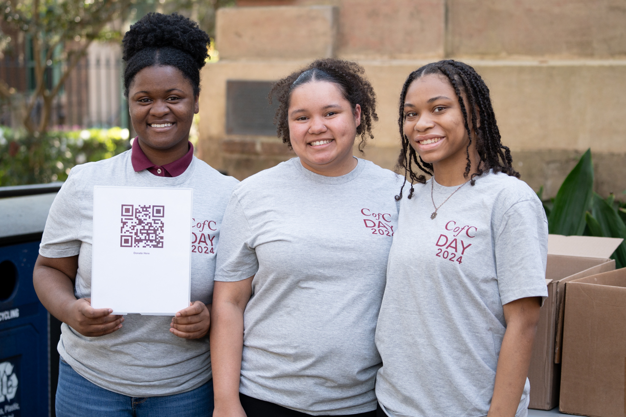 student volunteers at CofC day