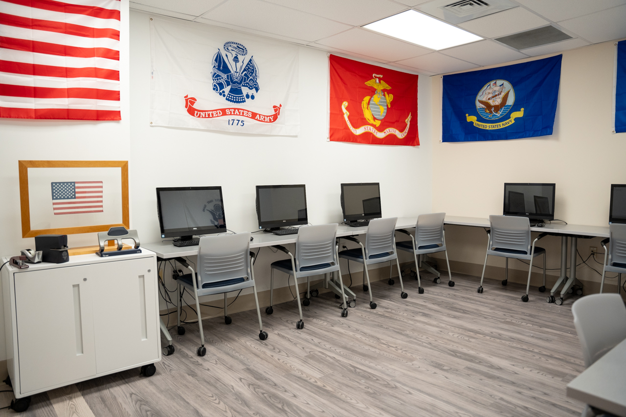 computer lab at Veteran's lounge at the College of Charleston 
