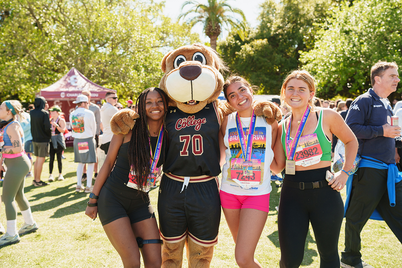 Clyde poses with CofC runners 