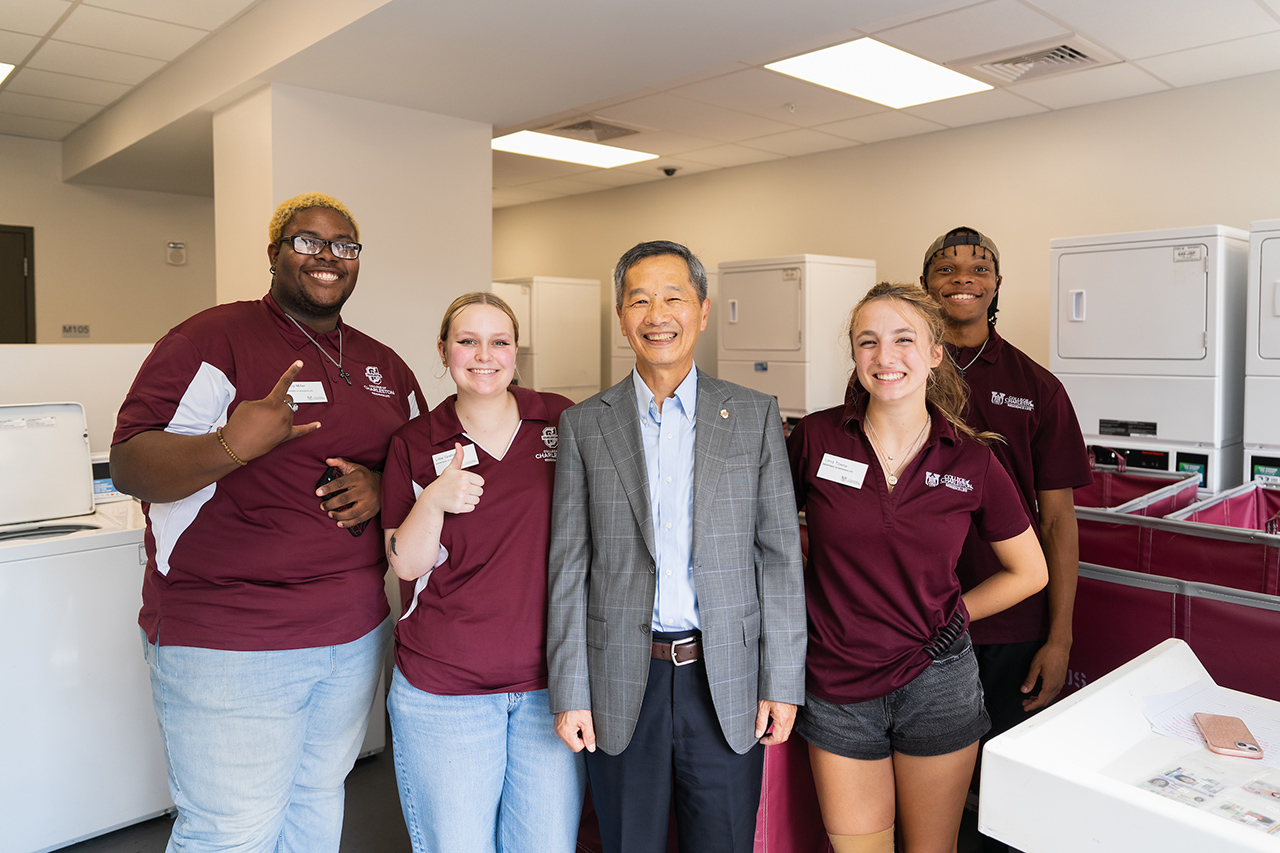 President Hsu poses with volunteers