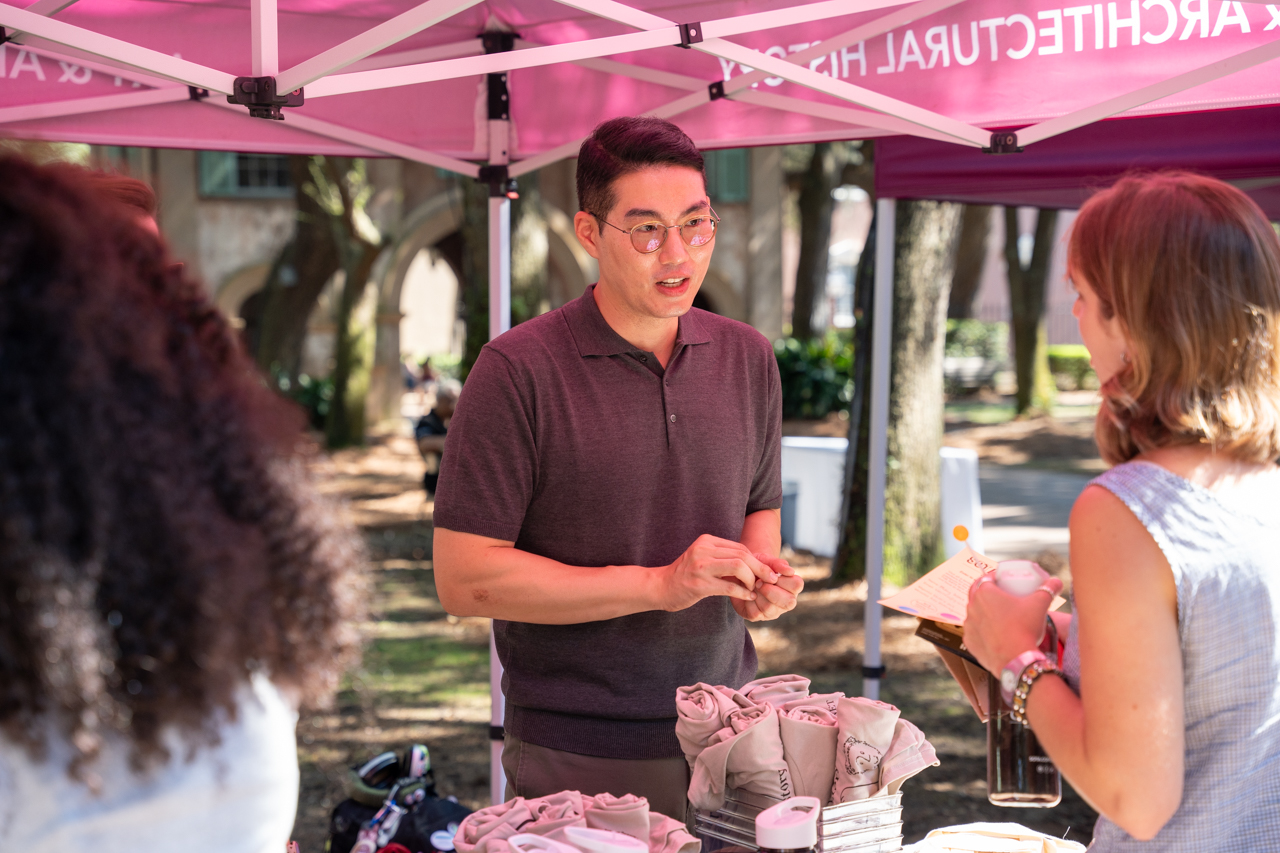 speaking to students at the School of Arts Kickoff in the Cistern Yard 