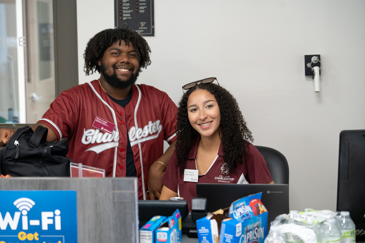 families help students move to their residence halls at the College of Charleston