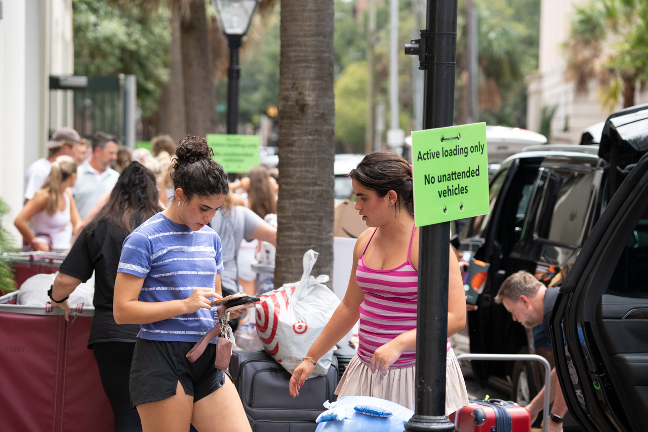 sisters together on move in at college 