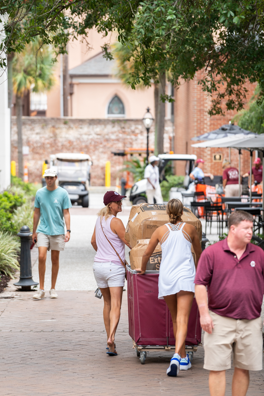 parents help children move in to their residence hall on move in day