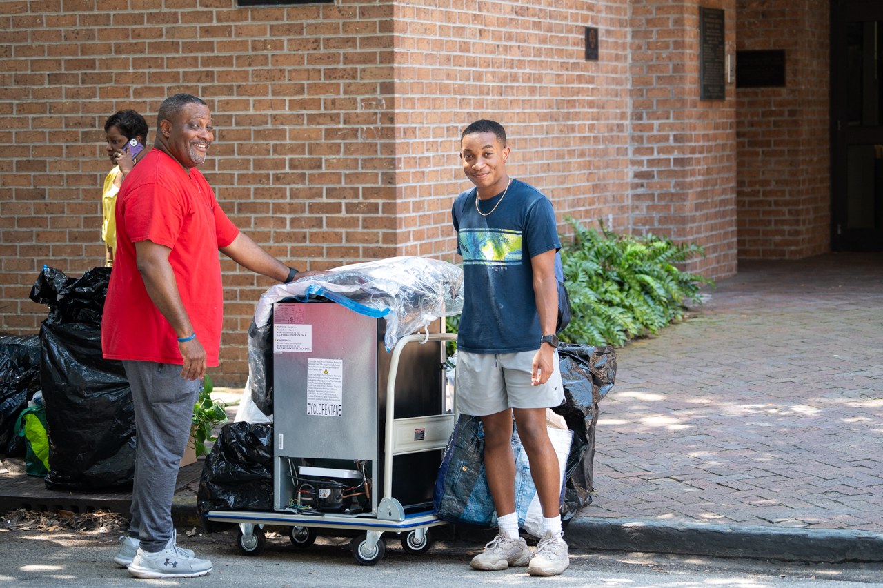 families help students move to their residence halls at the College of Charleston 