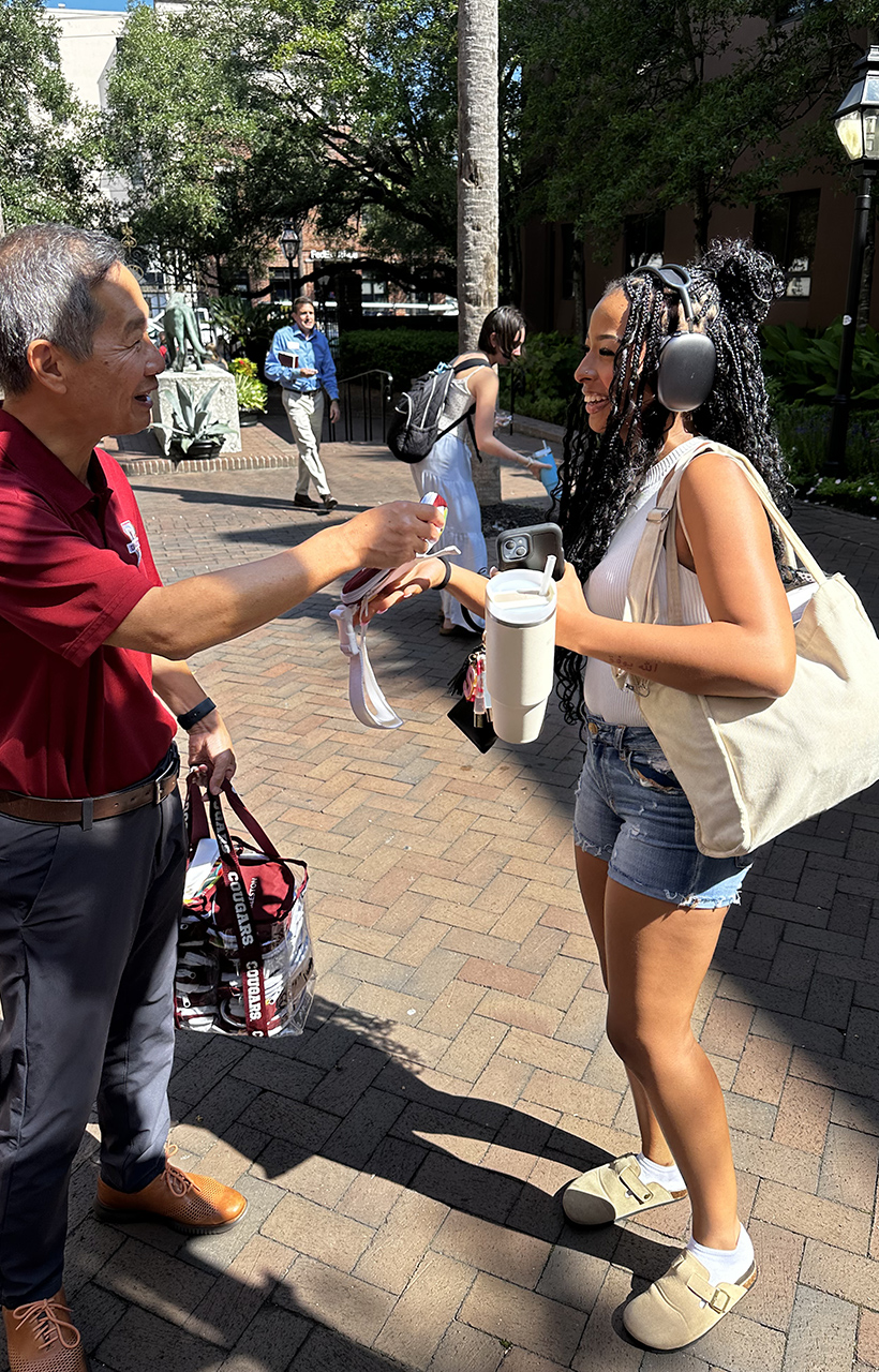 President Hsu hands out mini basketballs on campus 