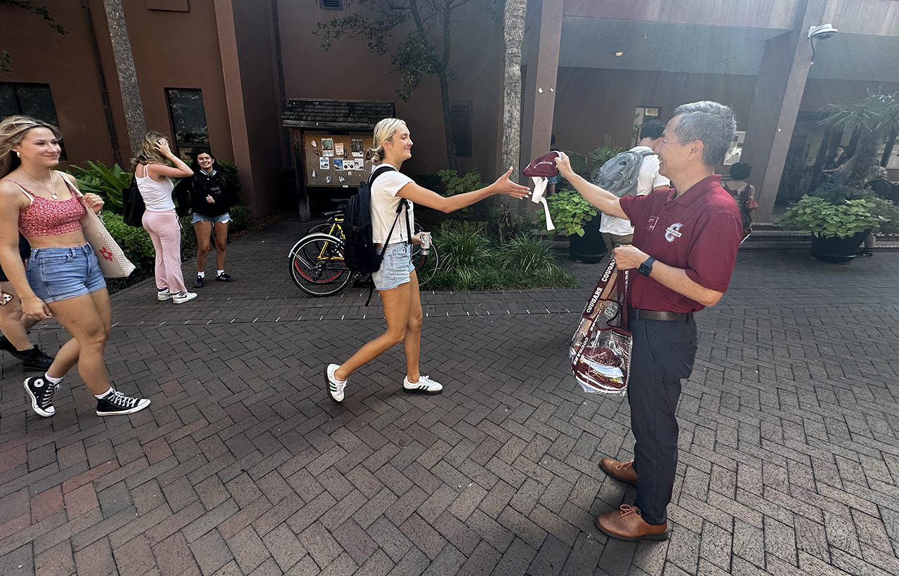 President Hsu hands out mini basketballs on campus 