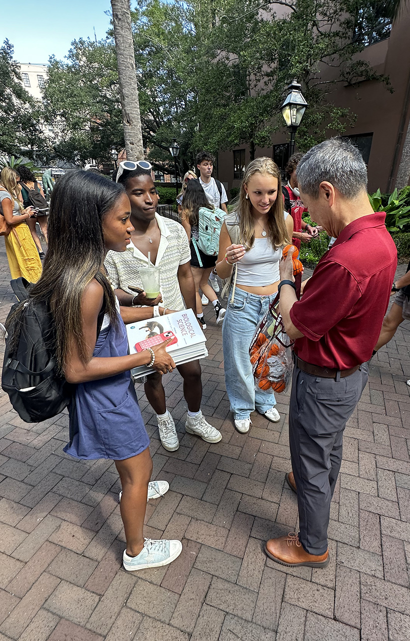 President Hsu hands out mini basketballs on campus 