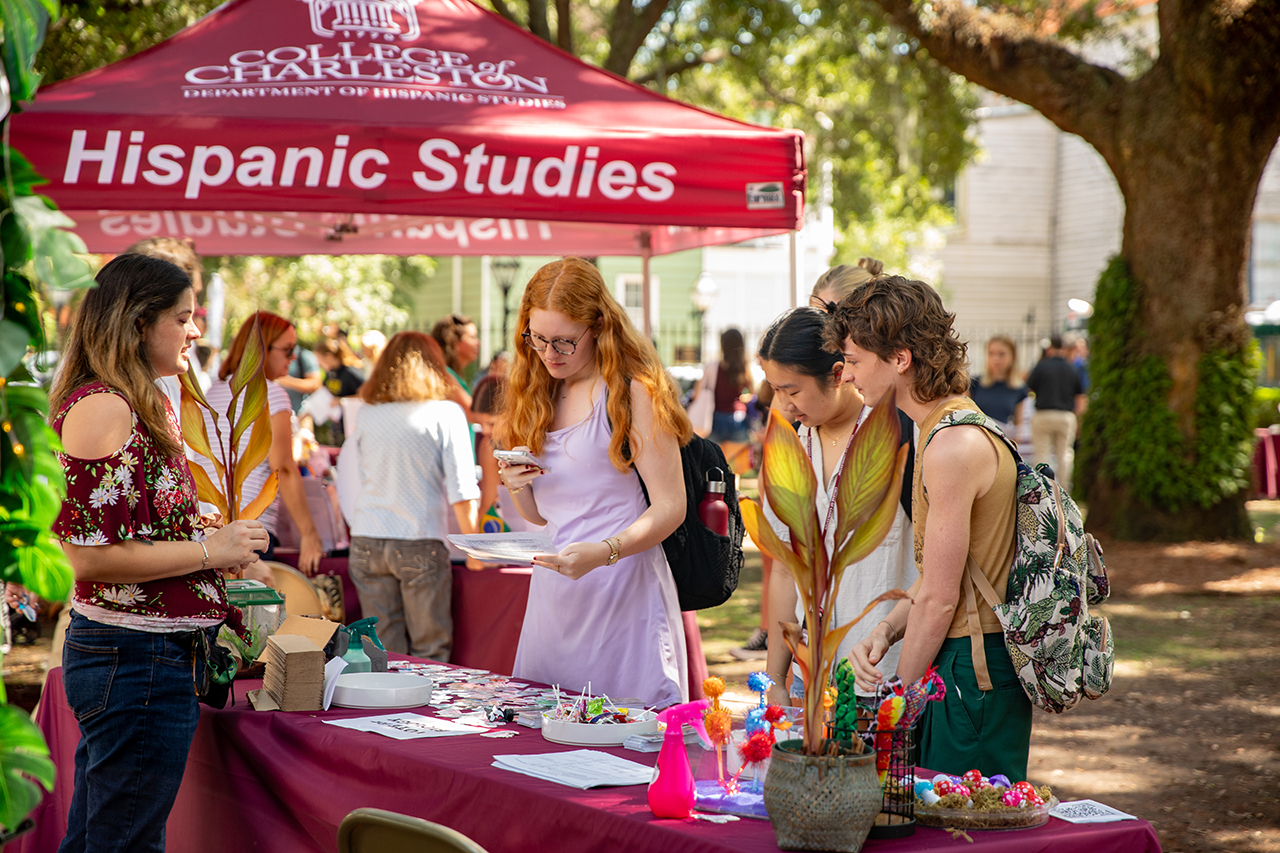 Students attend Majors and Minors Fair in the Cistern.