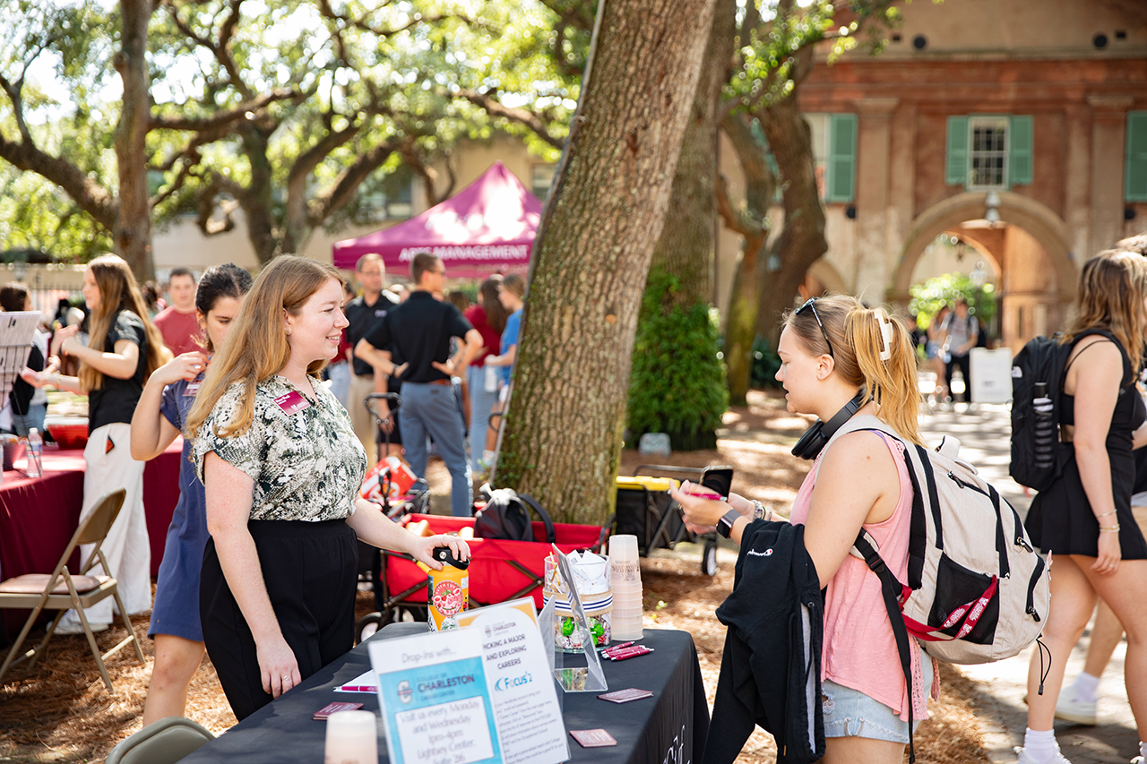 Students attend Majors and Minors Fair in the Cistern.