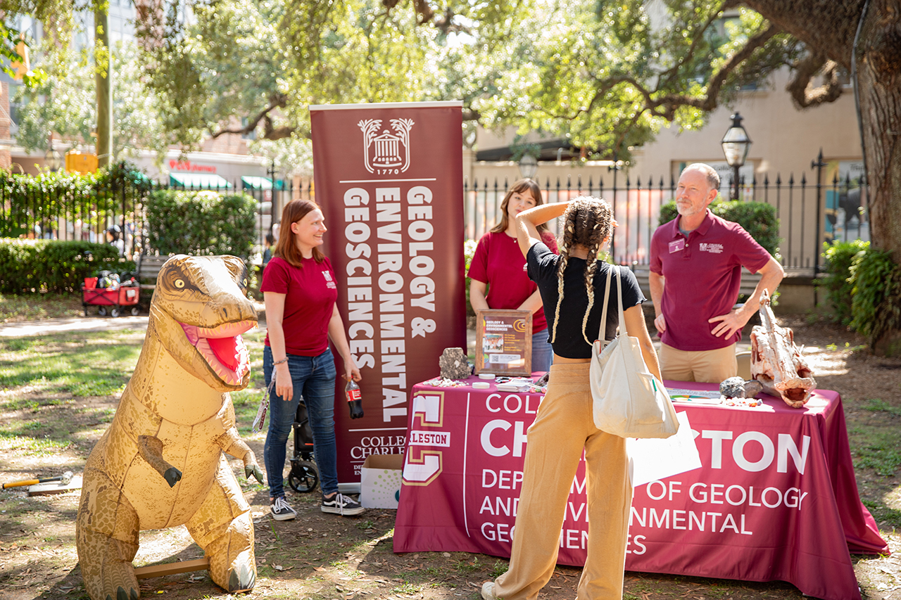 Students attend Majors and Minors Fair in the Cistern.