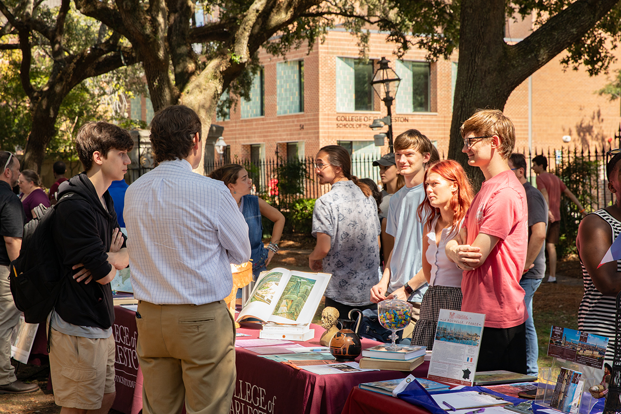 Students attend Majors and Minors Fair in the Cistern.