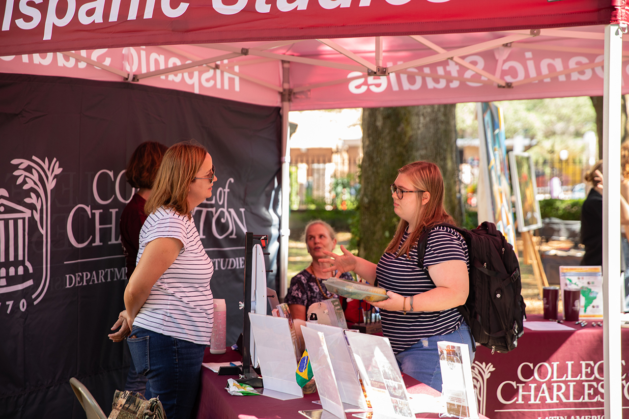 Students and faculty attend Majors and Minors fair in the Cistern.