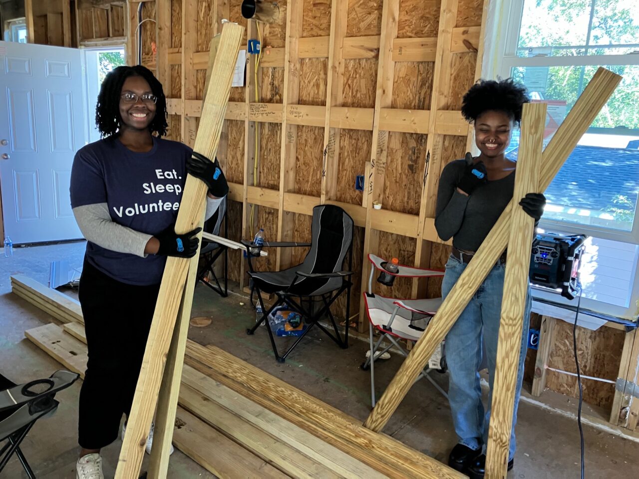 students volunteering for habitat for humanity