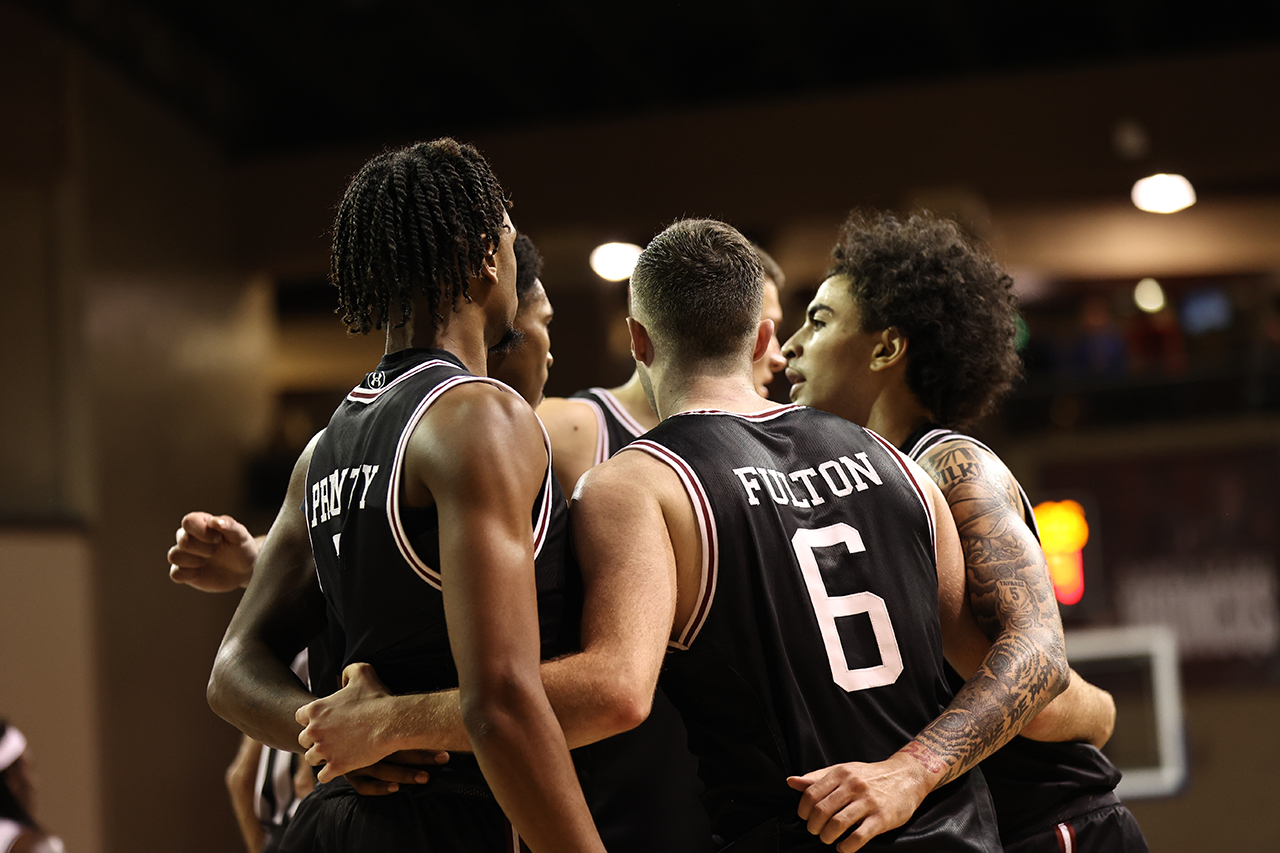 men's basketball team huddle