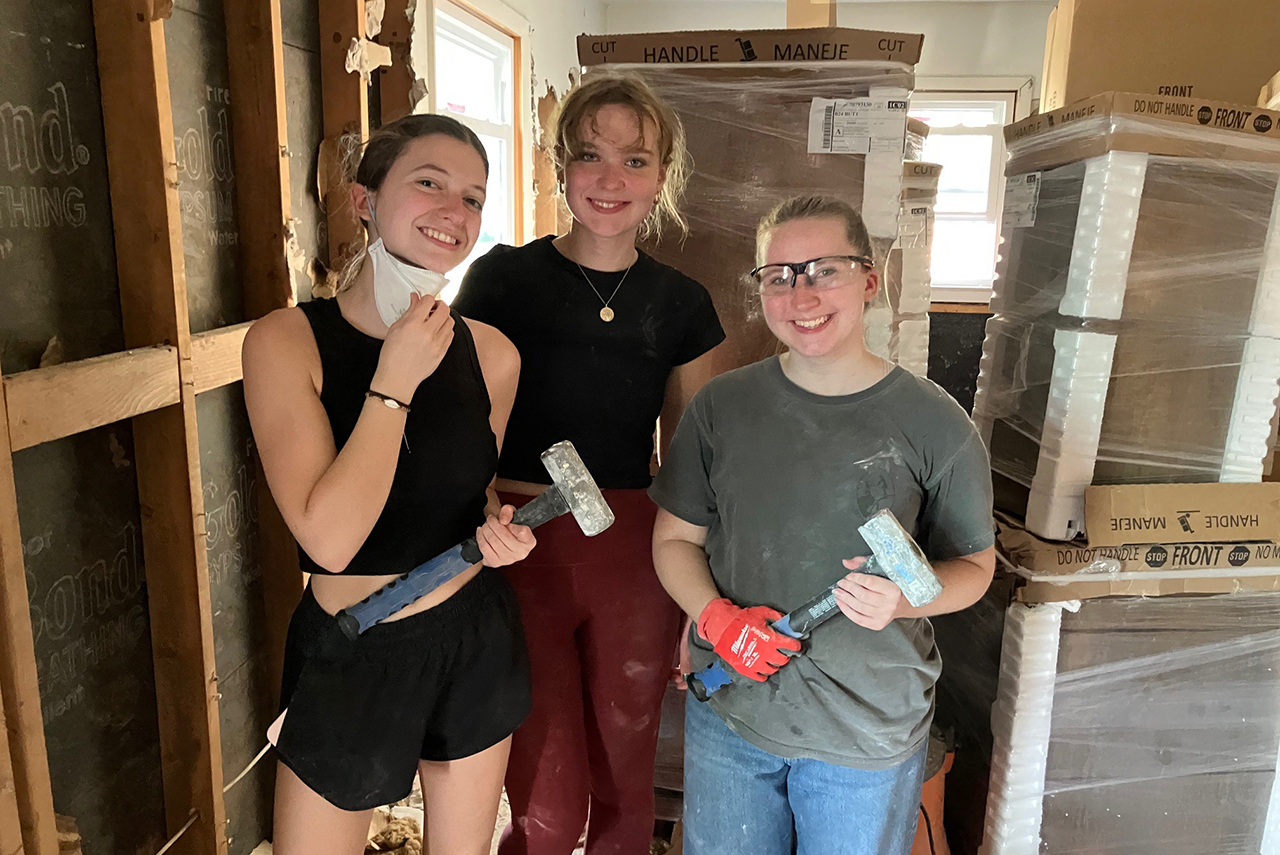 students volunteering for habitat for humanity 