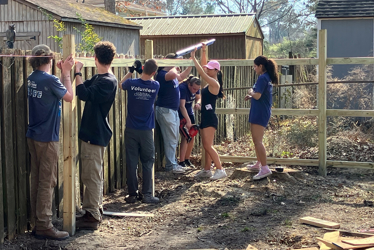 students volunteering for habitat for humanity 