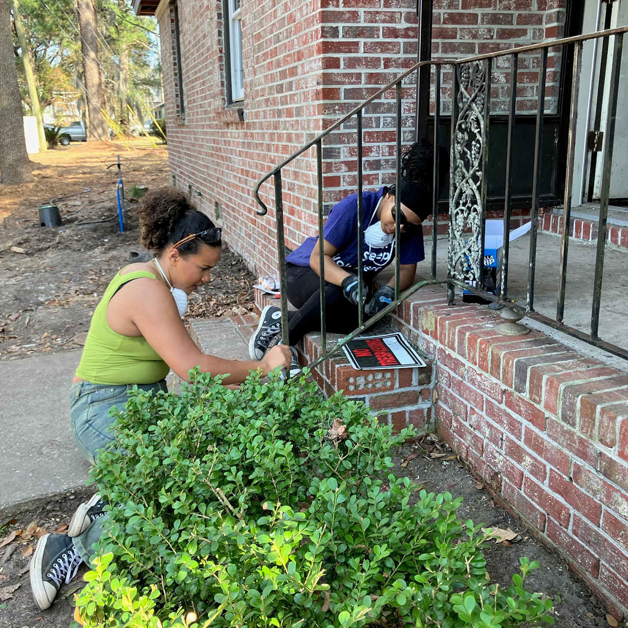 students volunteering for habitat for humanity 