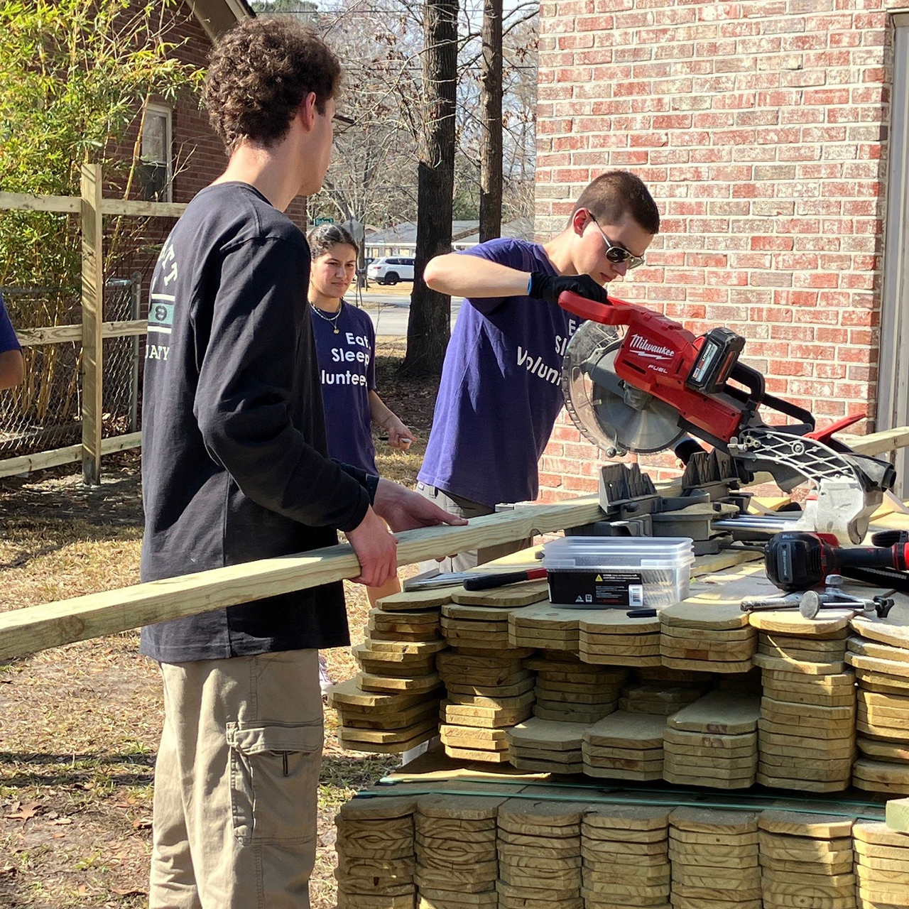 students volunteering for habitat for humanity 