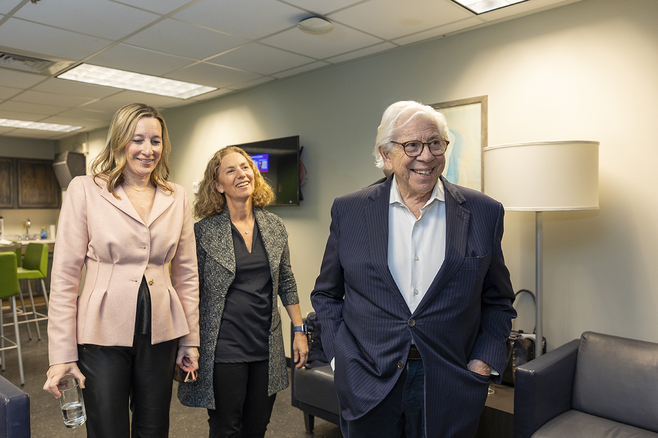 Carl Bernstein speaks at the college 