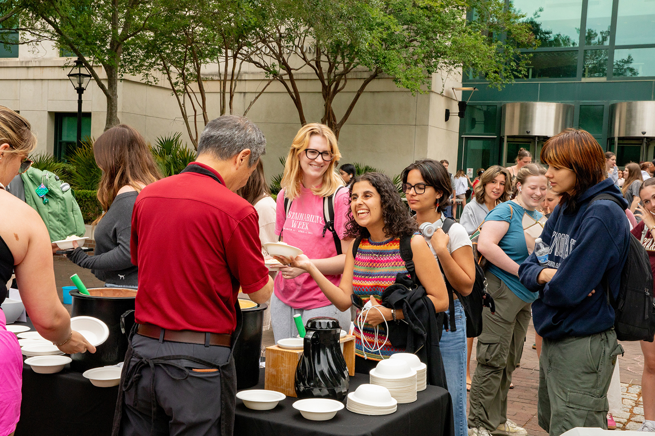 Students get free ice scream from President Hsu in Rivers Green for Finals Week.