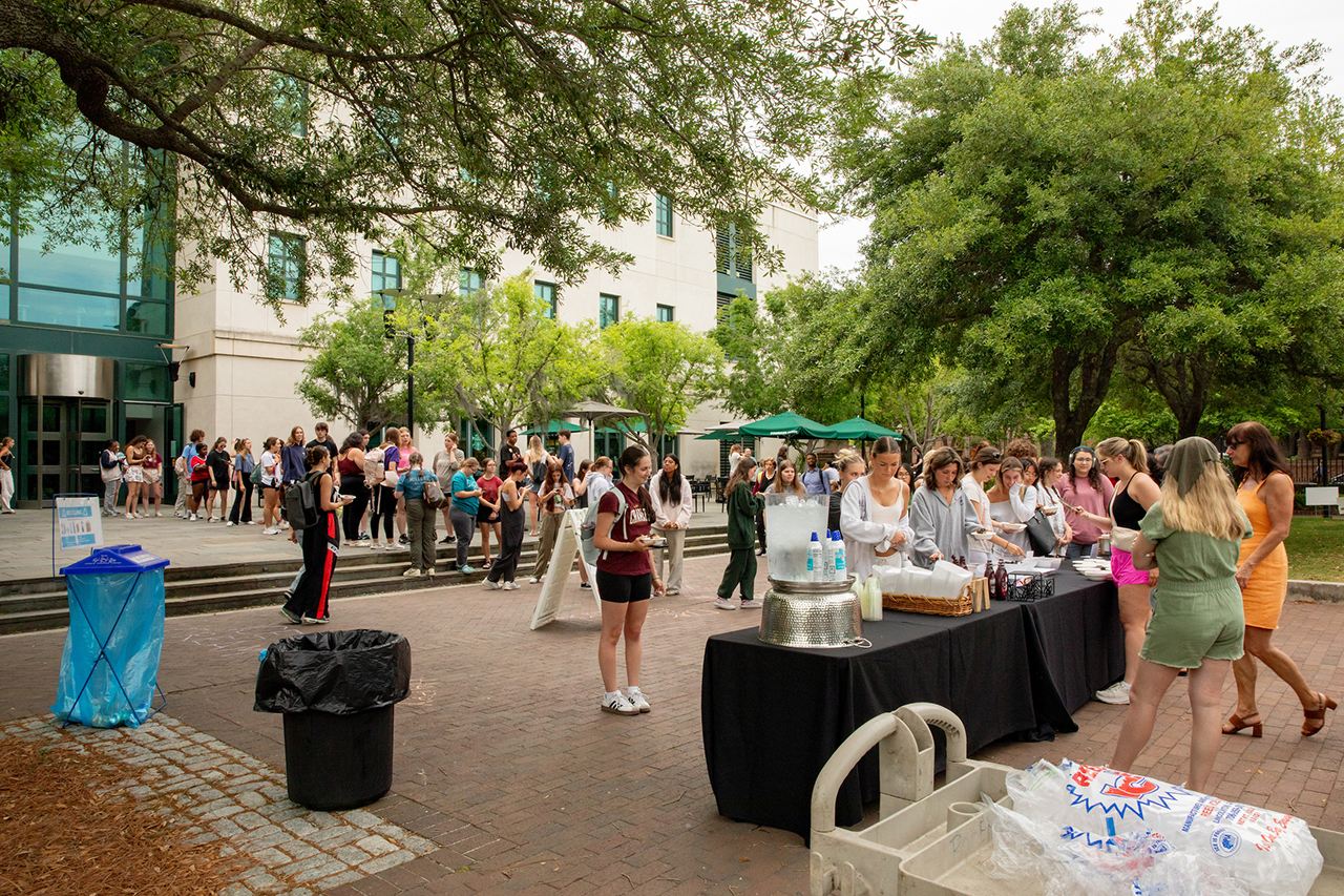 Students get free ice scream from President Hsu in Rivers Green for Finals Week.