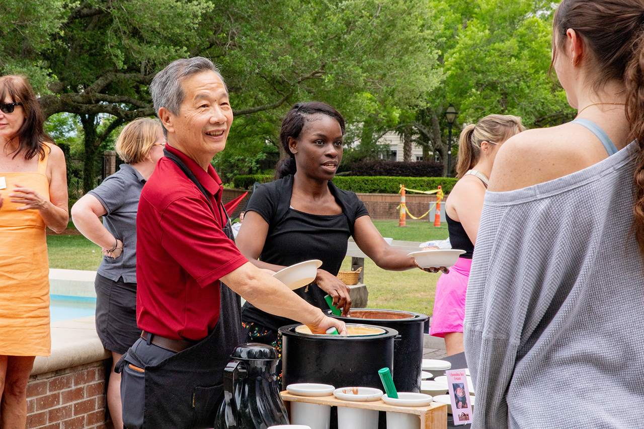 Students get free ice scream from President Hsu in Rivers Green for Finals Week.