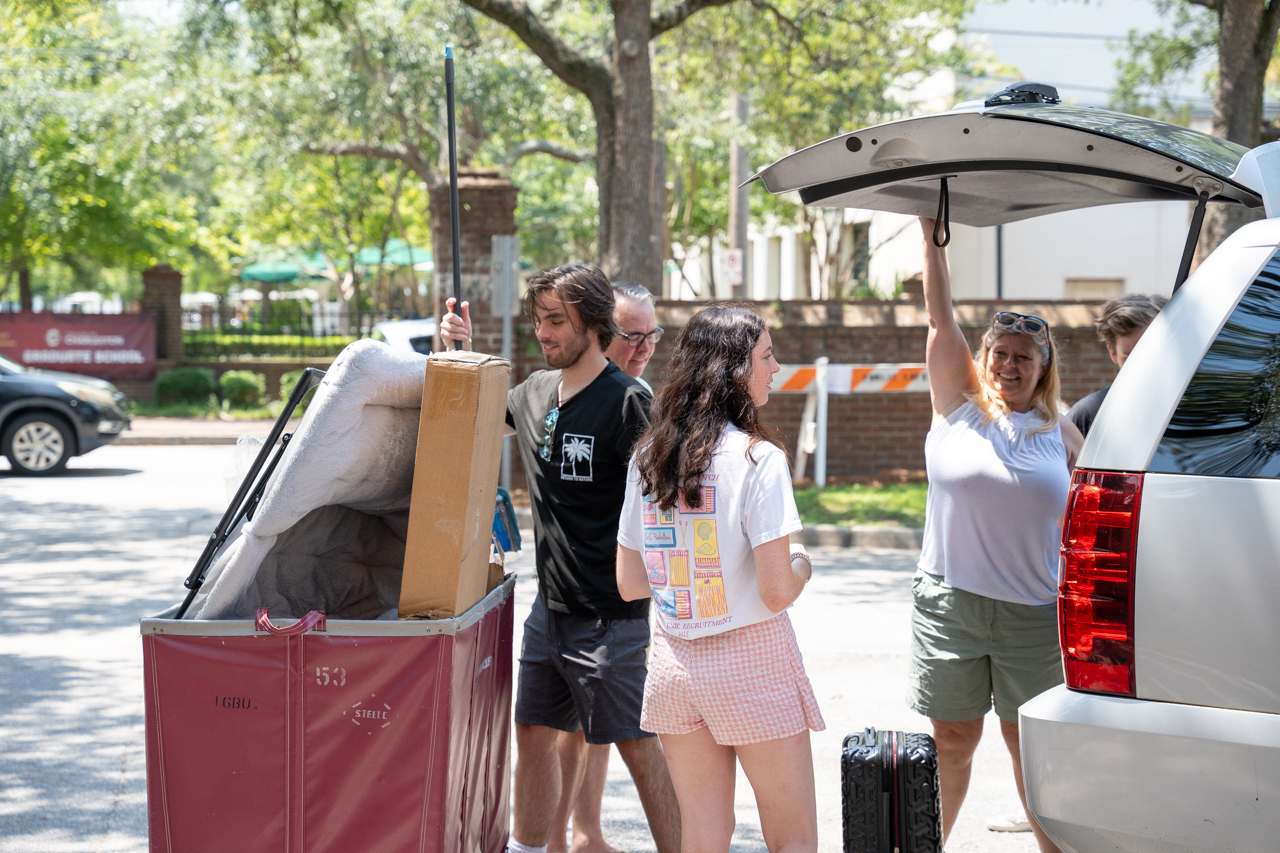 Parents and friends help move In day on campus