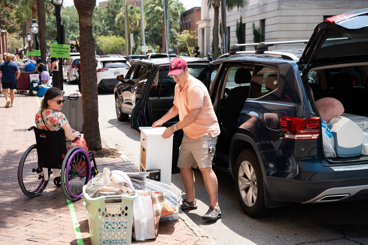 Parents and friends help move In day on campus 