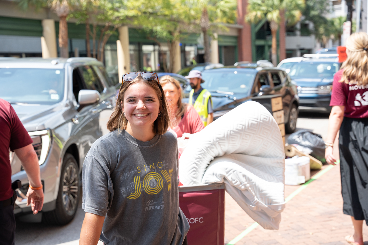 Parents and friends help move In day on campus