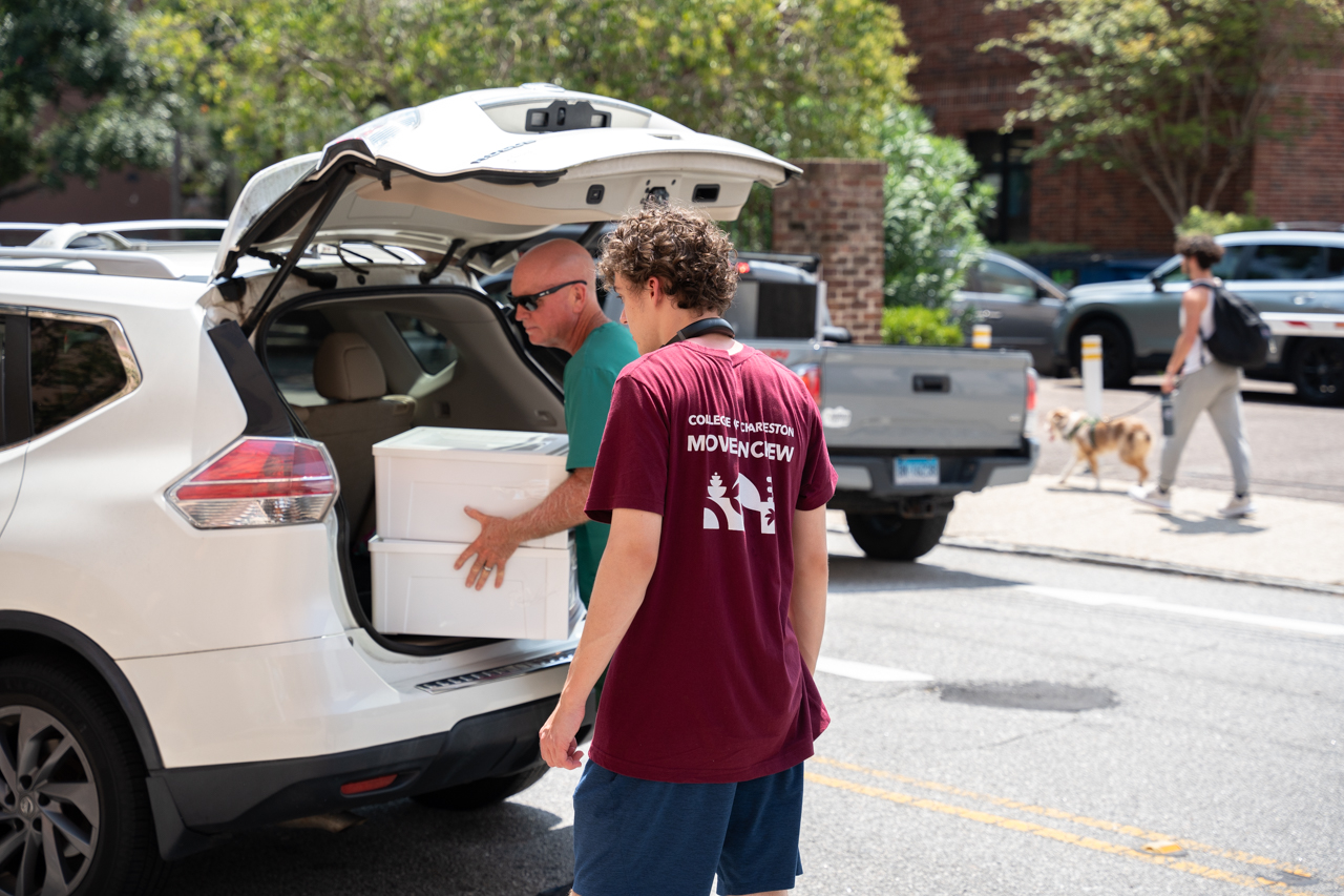 Parents and friends help move In day on campus 