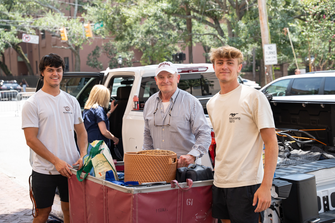 Parents and friends help move In day on campus 