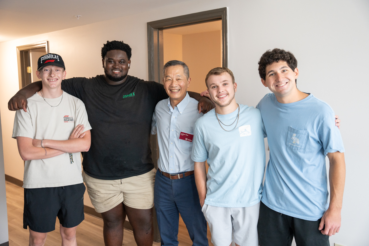 President Hsu vists residence halls 