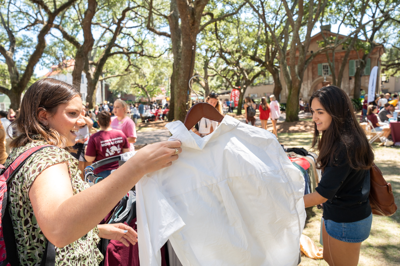 Students attend Best Fest activity fair to learn about what groups they can join on campus