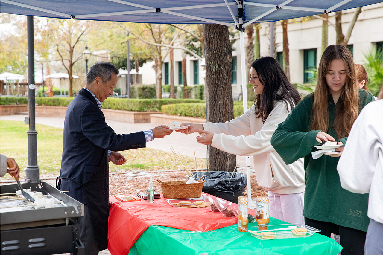 President Tsu gives out free smores to students for Reading Day outside of Addlestone.
