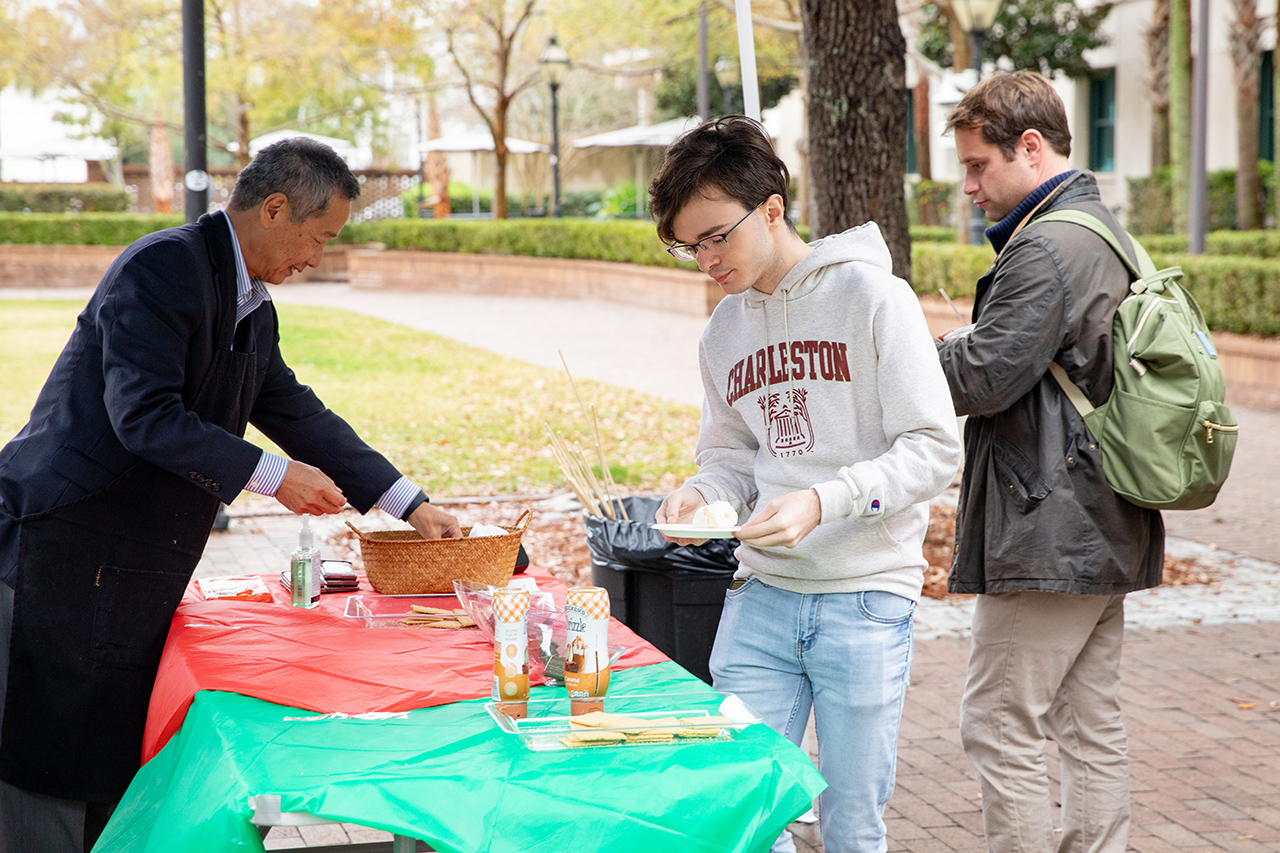 President Tsu gives out free smores to students for Reading Day outside of Addlestone.