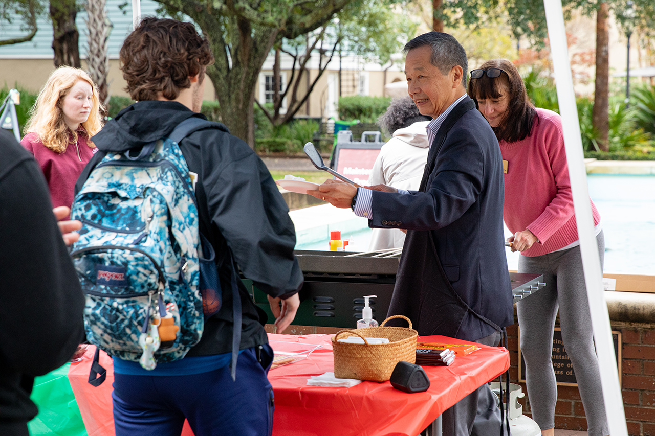 President Tsu gives out free smores to students for Reading Day outside of Addlestone.