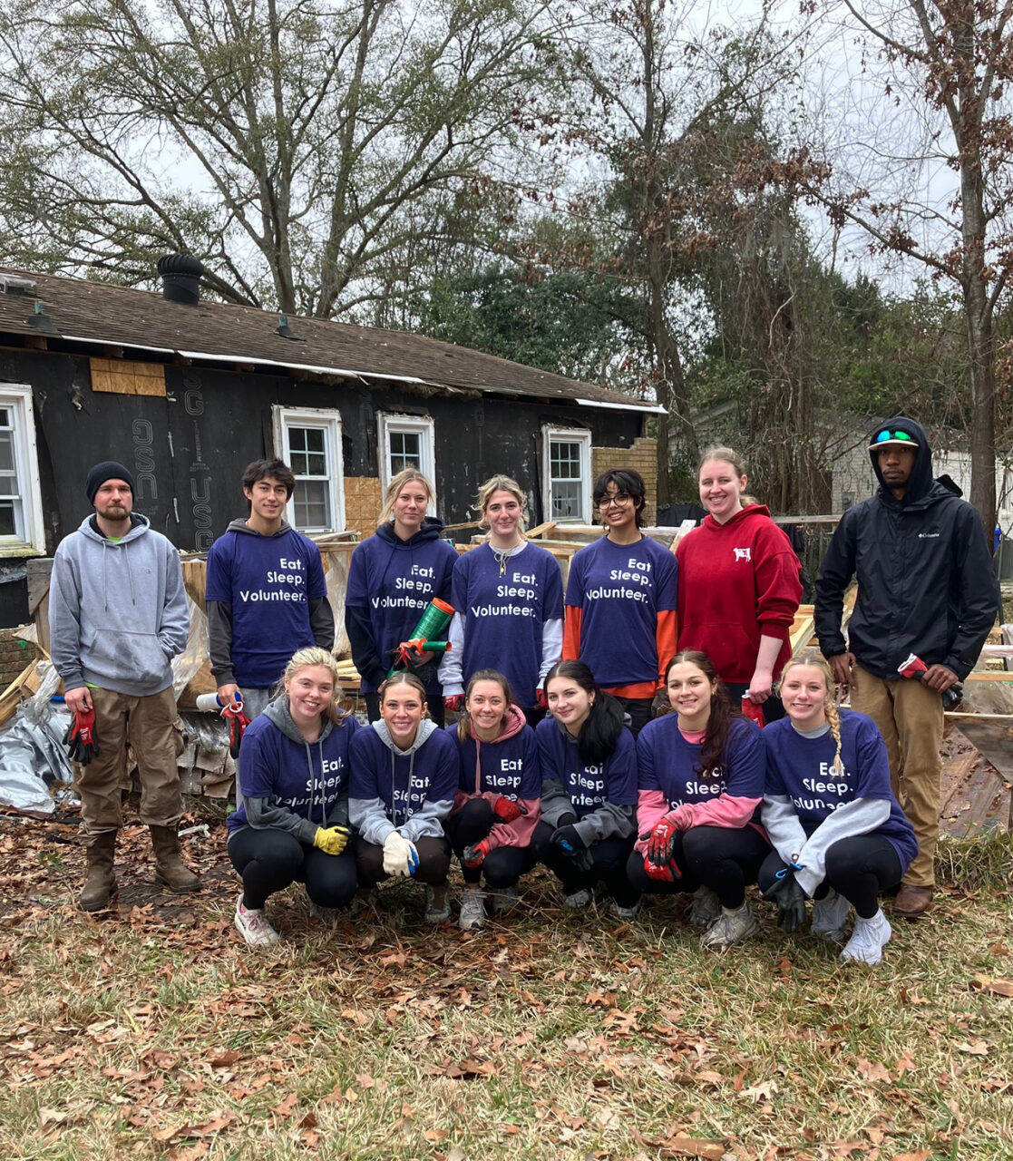 group photo of student volunteers at habitat for humanity build