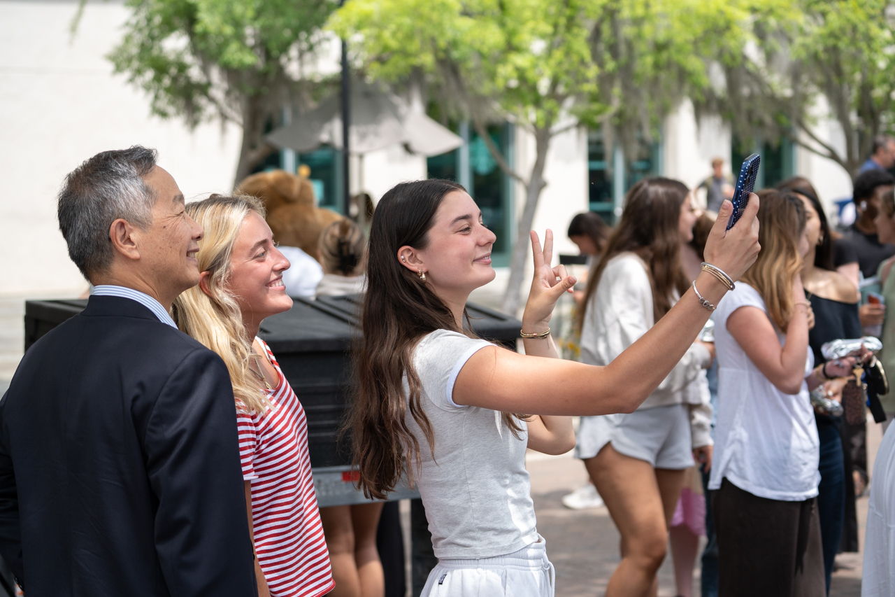 Student takes selfie with President Hsu