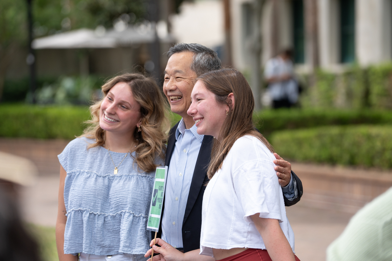 two students take photo with President Hsu