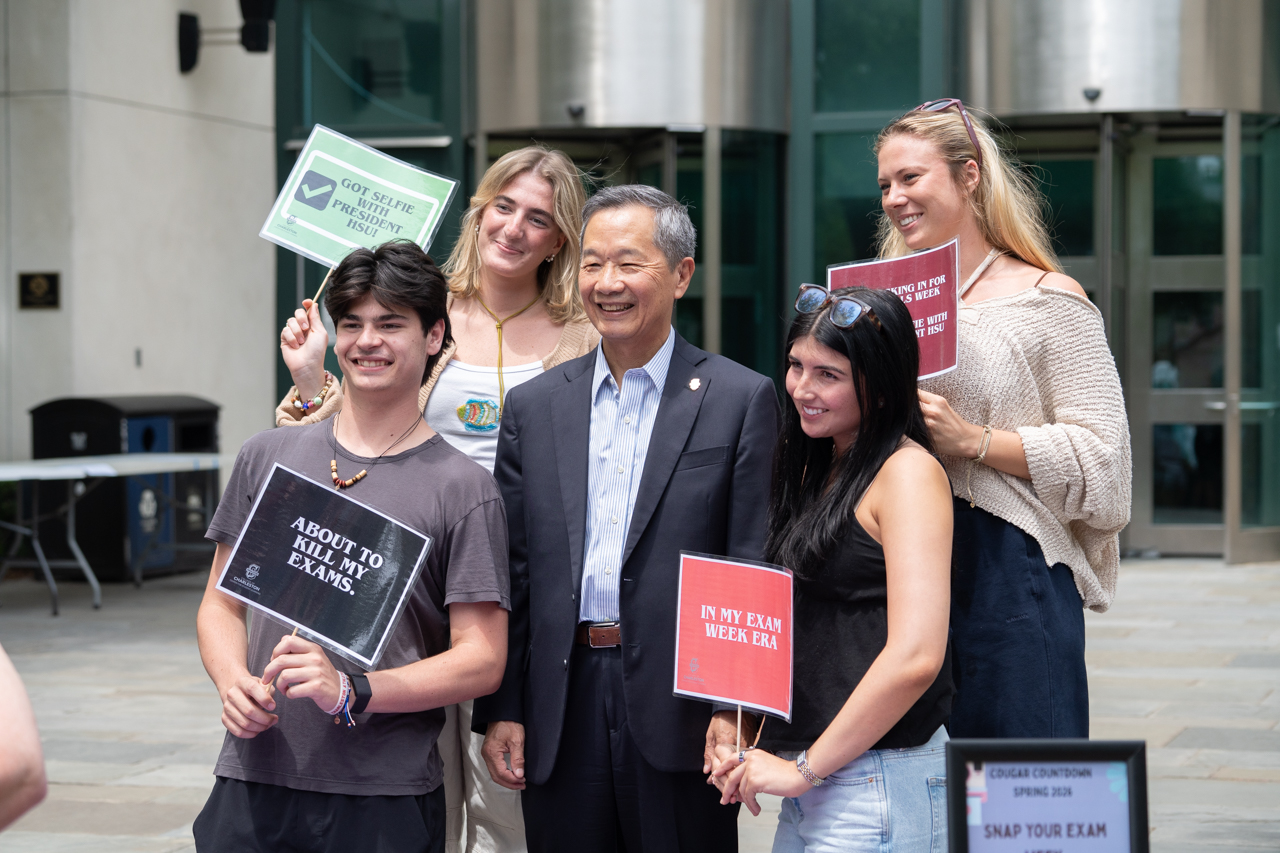 students take photos with President Hsu