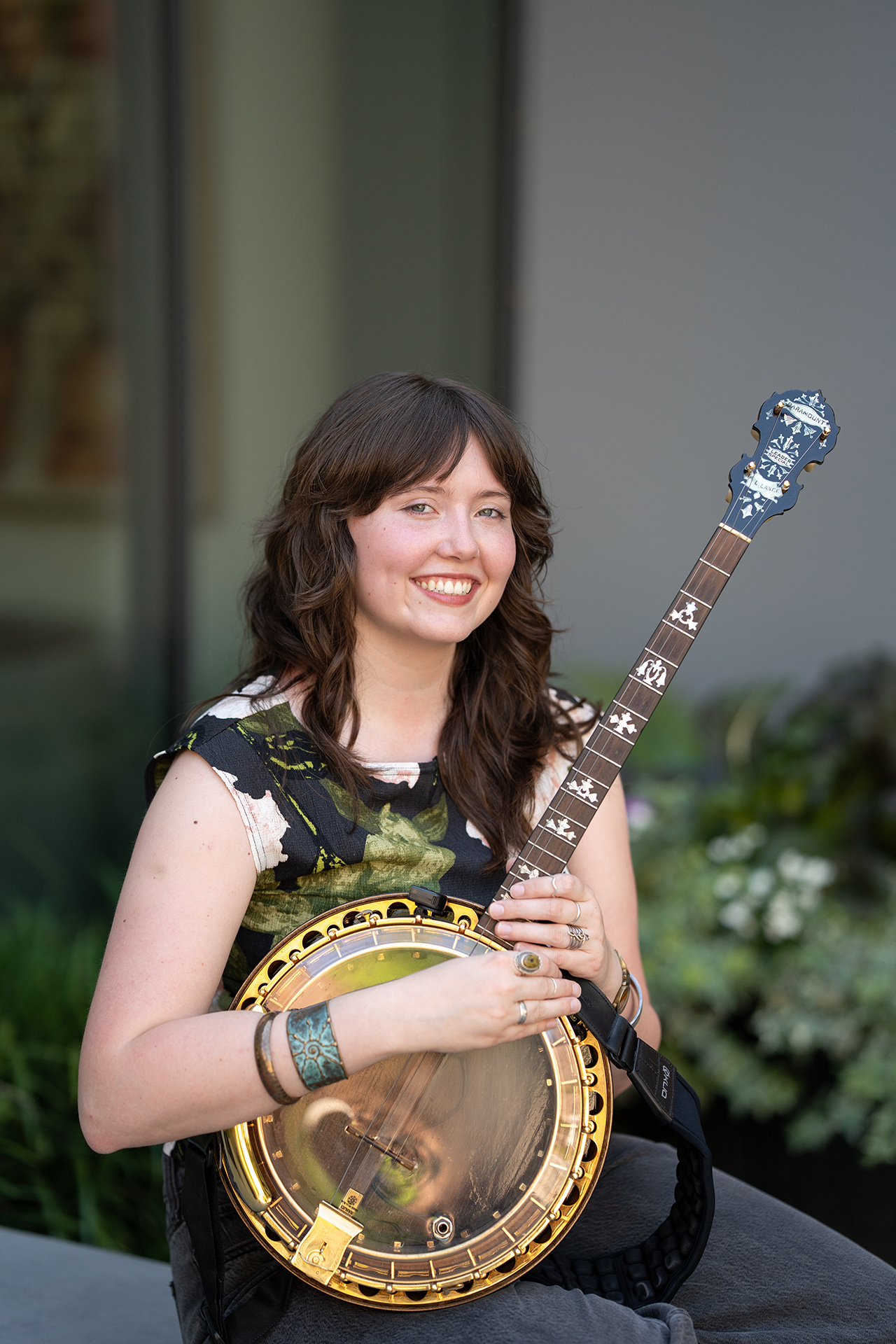 Amelia Tebalt holds her banjo